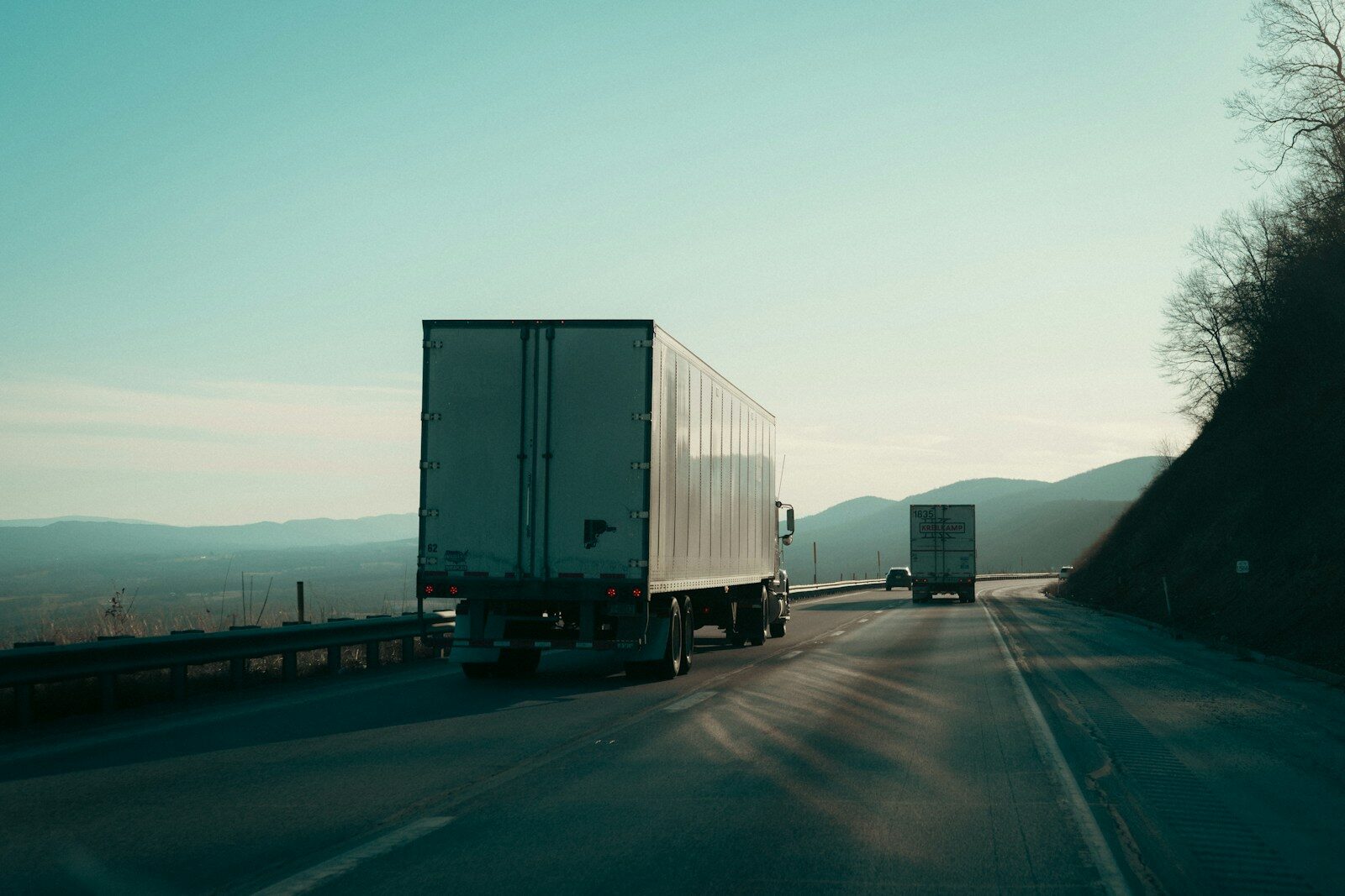 How to Start a Career in Truck Driving: A Complete Beginner’s Guide