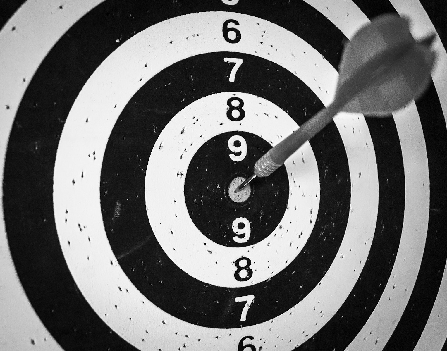 Dart hitting the center of a target, representing a focused resume objective statement